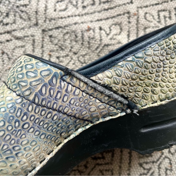 Sanita Textured Embossed Lizard Clogs size 40, Light Blue & Cream - Picture 11 of 12